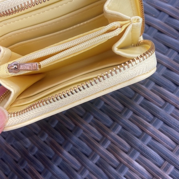 Cute yellow a•n•d eawy wallet. Never used! In new condition. - Picture 2 of 4